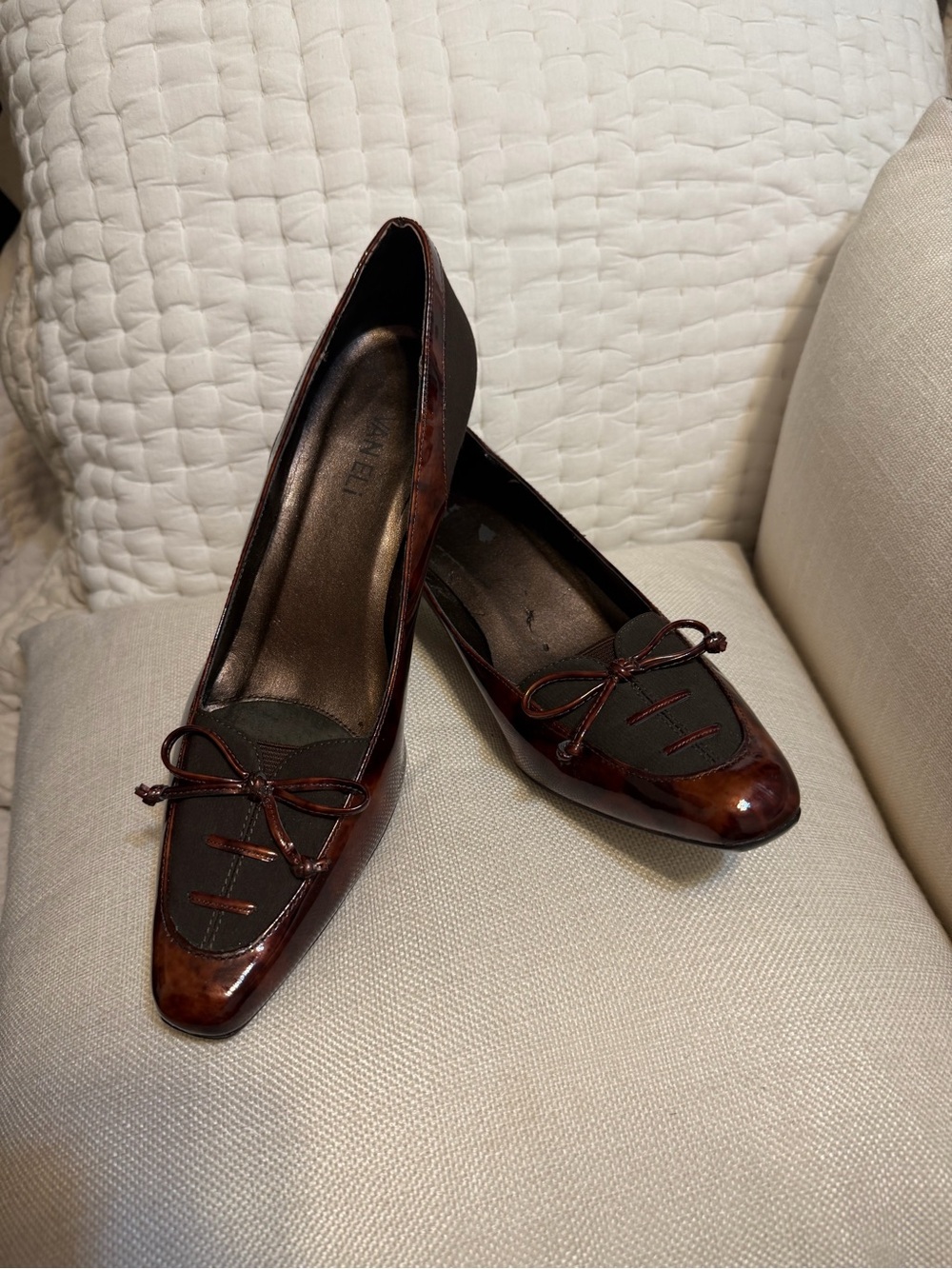 VanEli Burgundy Patent Pointed Toe heels with Bow Accent